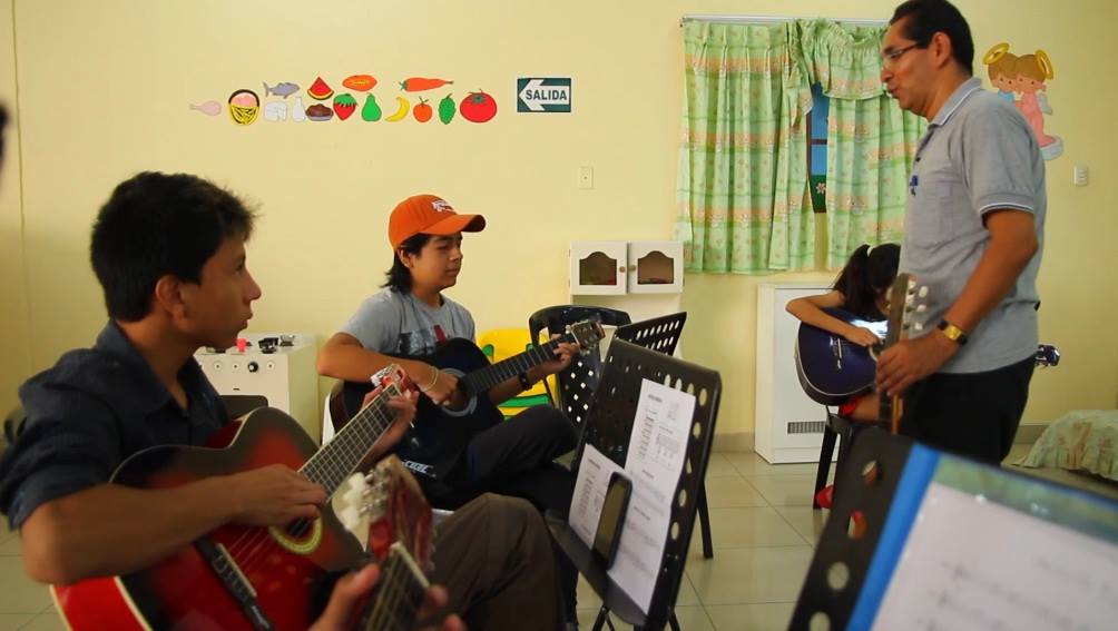 Taller de guitarra en Centro Cultural Centenario de Chimbote